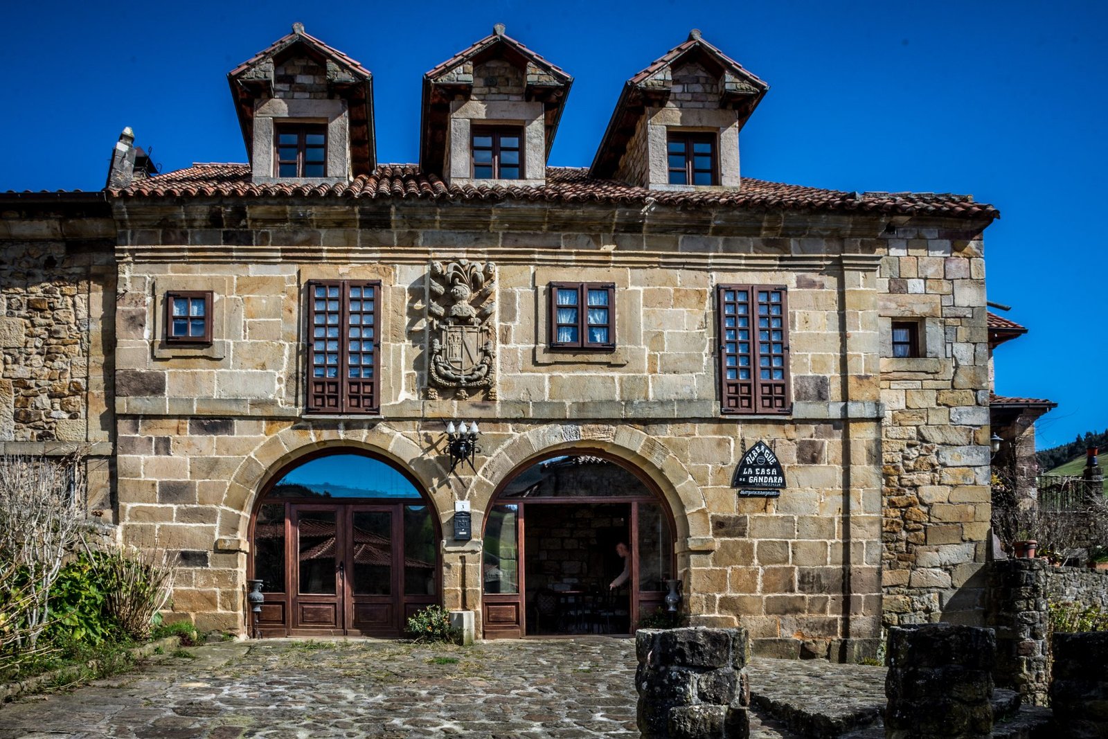 Fachada principal de Finca Gándara, casona blasonada de piedra para eventos en Cantabria